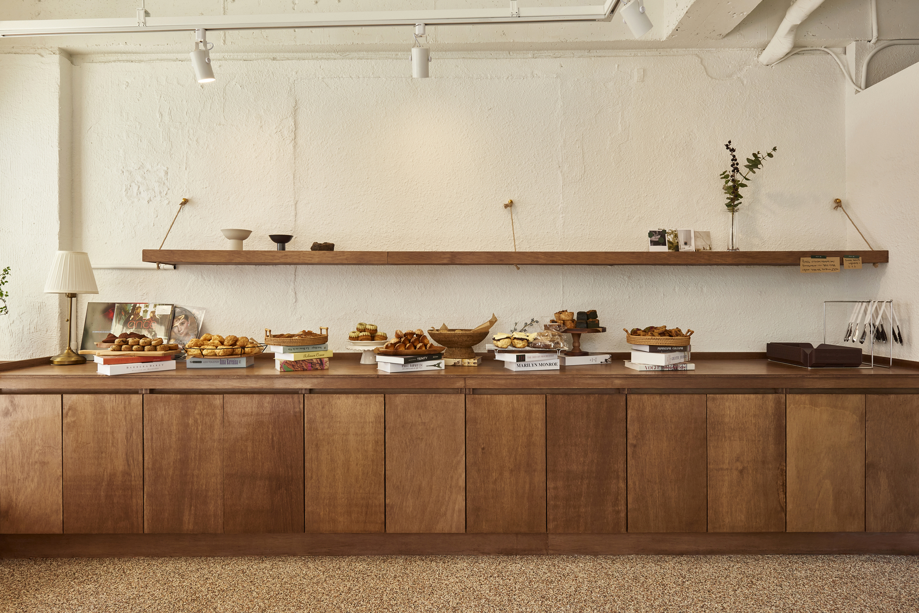 首尔 10 坪可爱面包店，温馨白色调与原木元素设计-8