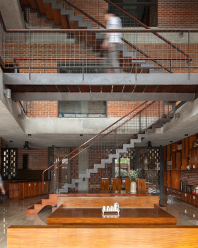 热带风情；热带律动（二者在不同语境中均可准确表意，若仅选一个，可根据具体语境选择热带风情） 丨越南河内丨H&P Architects