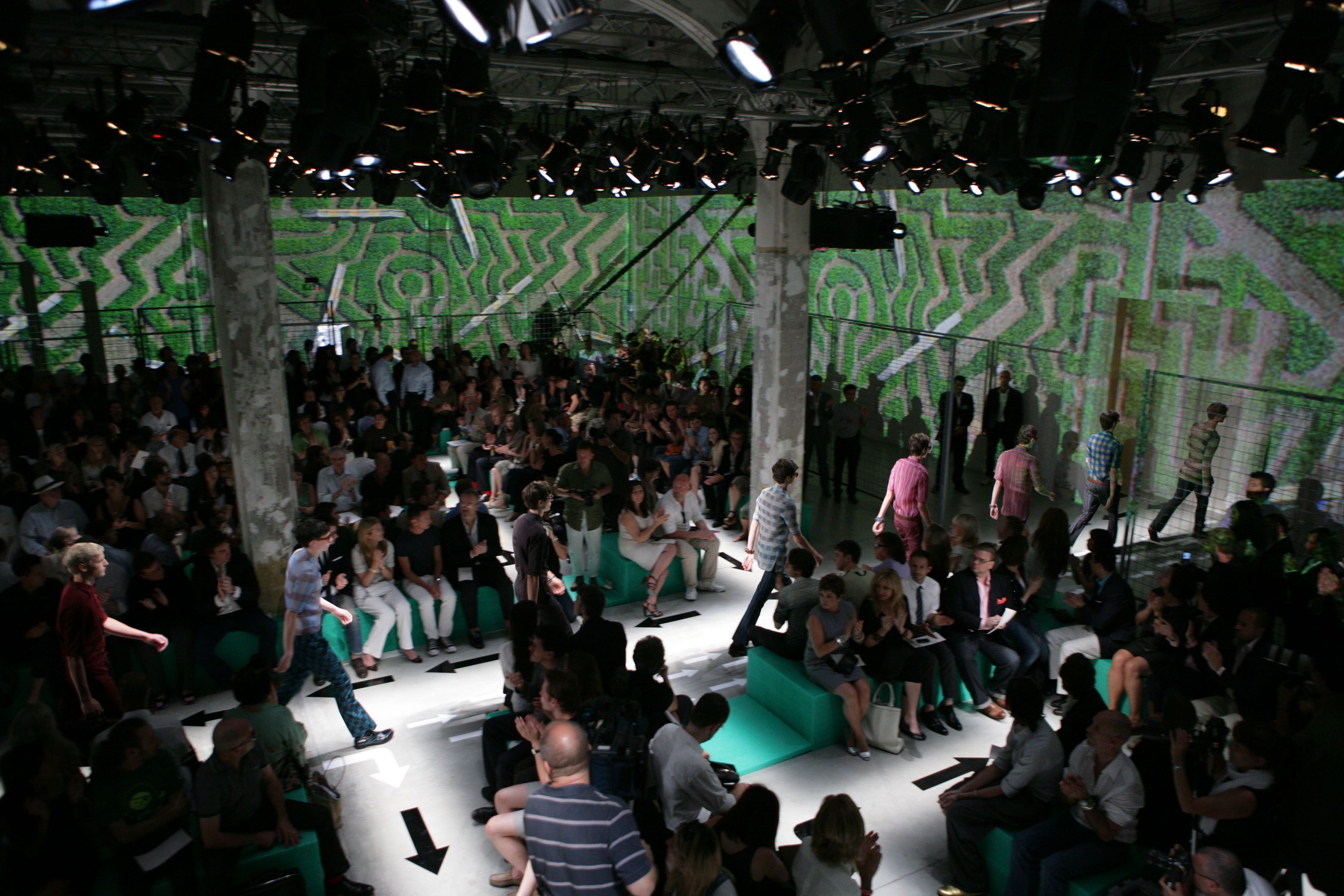 2008 春夏 Prada 男装秀 | 双层监狱空间-13