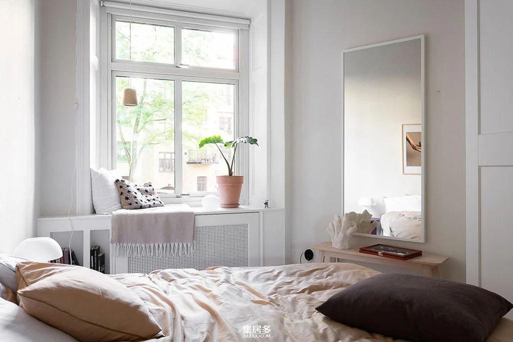 哥德堡明亮斯堪的纳维亚公寓的彩色画廊墙设计-18