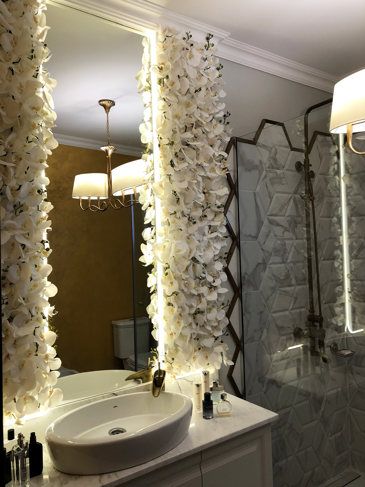 这所房子；这座住宅（注：根据语境不同，这里的house可能有多种具体指向，这所房子这座住宅都比较常见，更精准的含义需结合前后来确定，但此处按要求提供单一翻译仅举例这所房子 ）

在一般语境下，常见翻译为 这所房子  -18