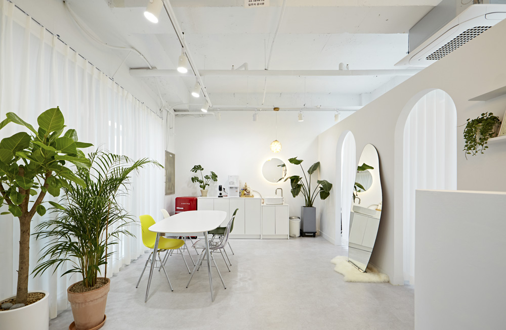 简约白色设计的 13 平小店-4