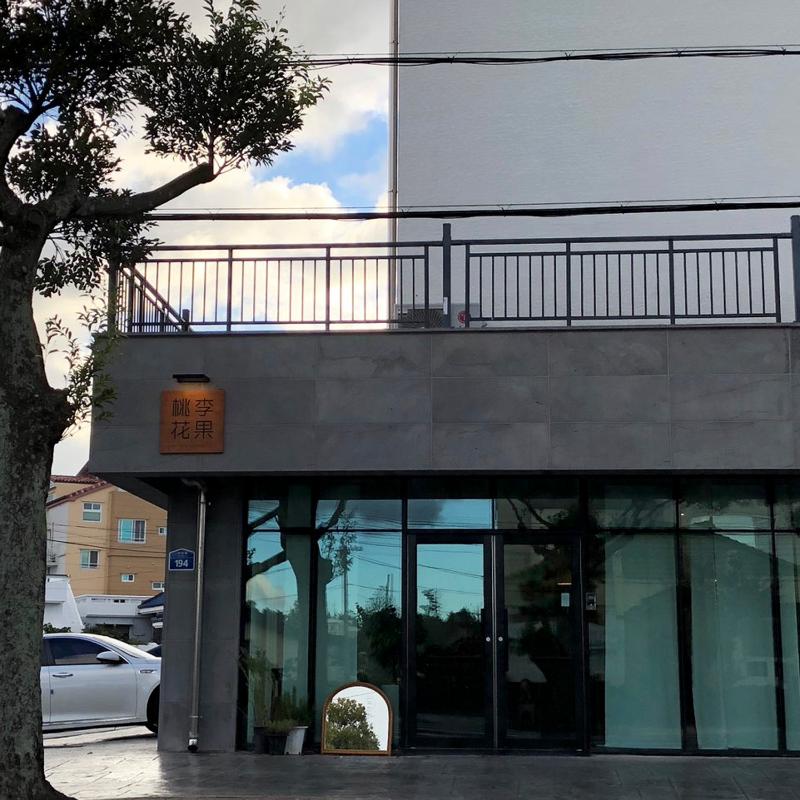 《道里化科》极简风咖啡厅，打造济州岛特色室内空间-2