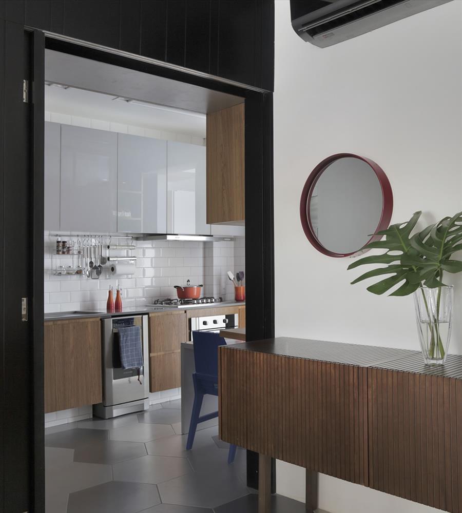 灰黑木质公寓 | 现代简约与自然光线的完美结合-5