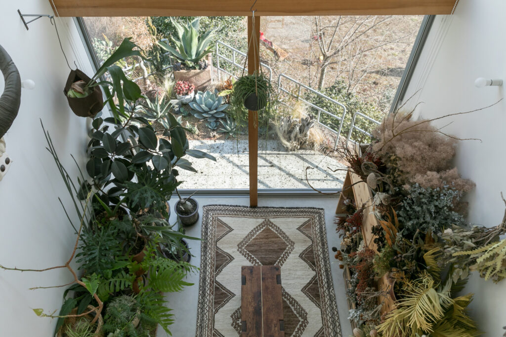 高台から緑豊かな公園を望む　緑の専門家夫妻が建てた 星型の実験住宅 | Green | 100%LiFE-15