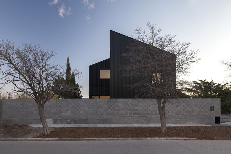 阿根廷城市广场上的黑色钢构住宅群-2