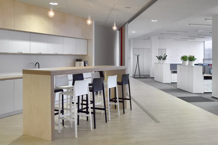 灵活办公空间,美食公司 Dáme jídlo 的年轻创意设计-29