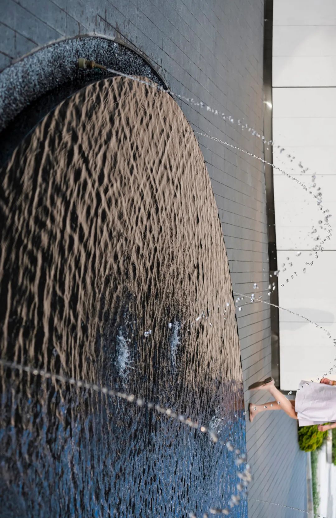 领地悦府 | 红蓝对决的景观艺术-22