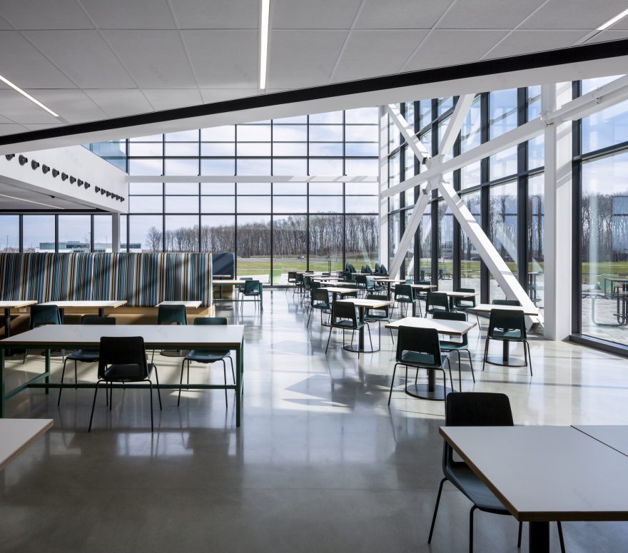 Quebec城现代企业总部,诠释工业风与自然的和谐共生-10