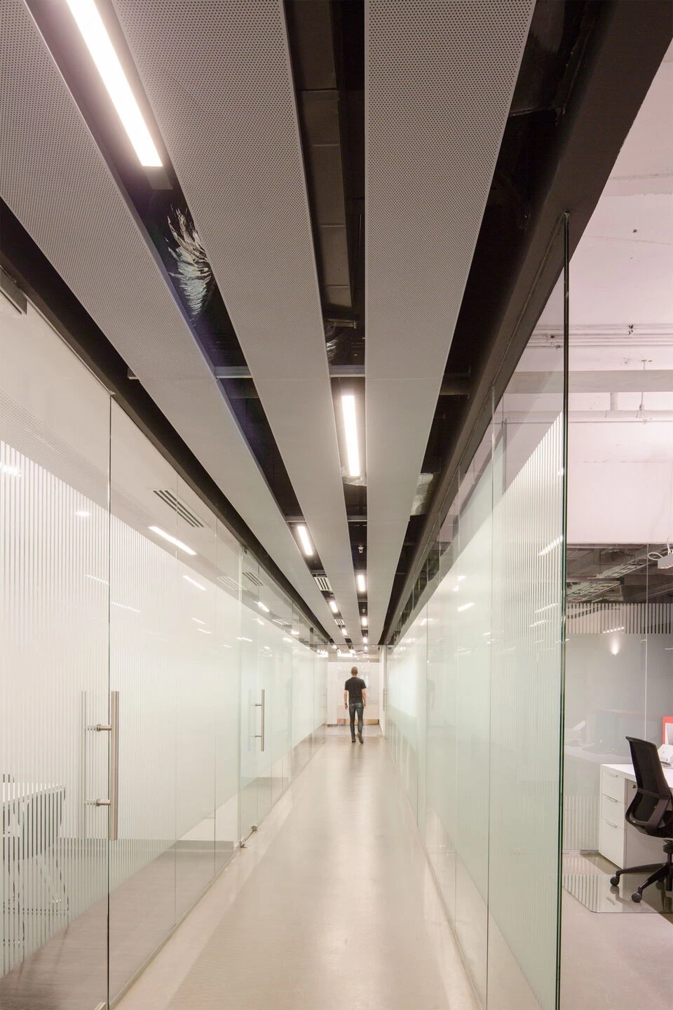 智利圣地亚哥佳能办公室 · 公共空间的无缝连接-12