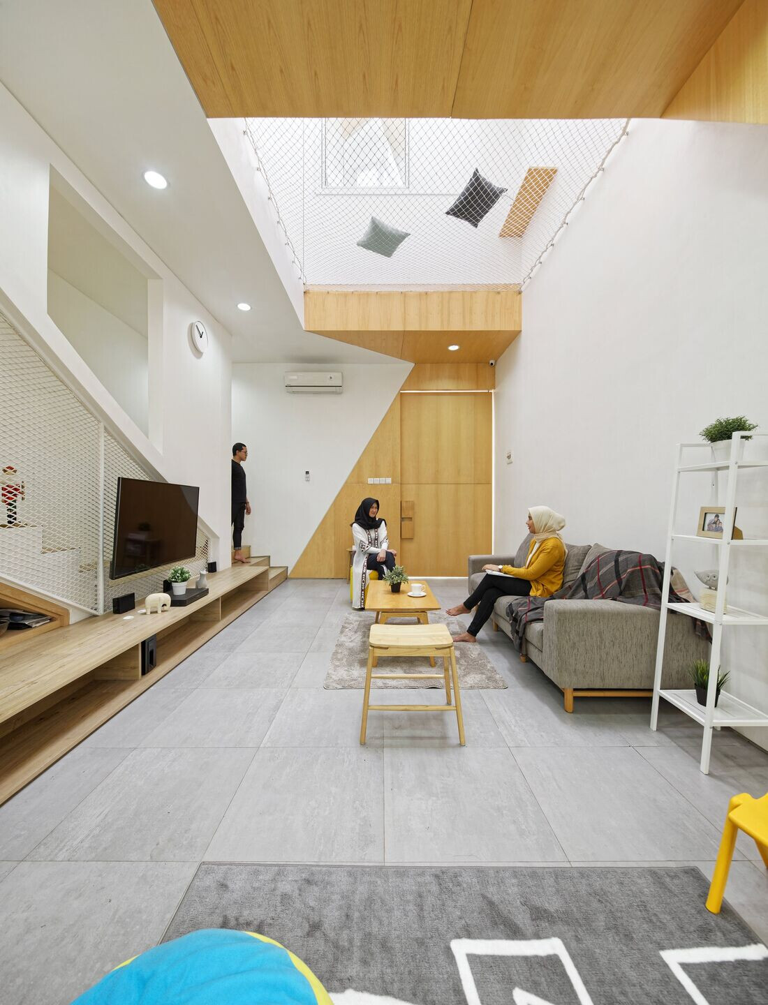 印尼狭地住宅，三角天花板创造宽敞空间-27