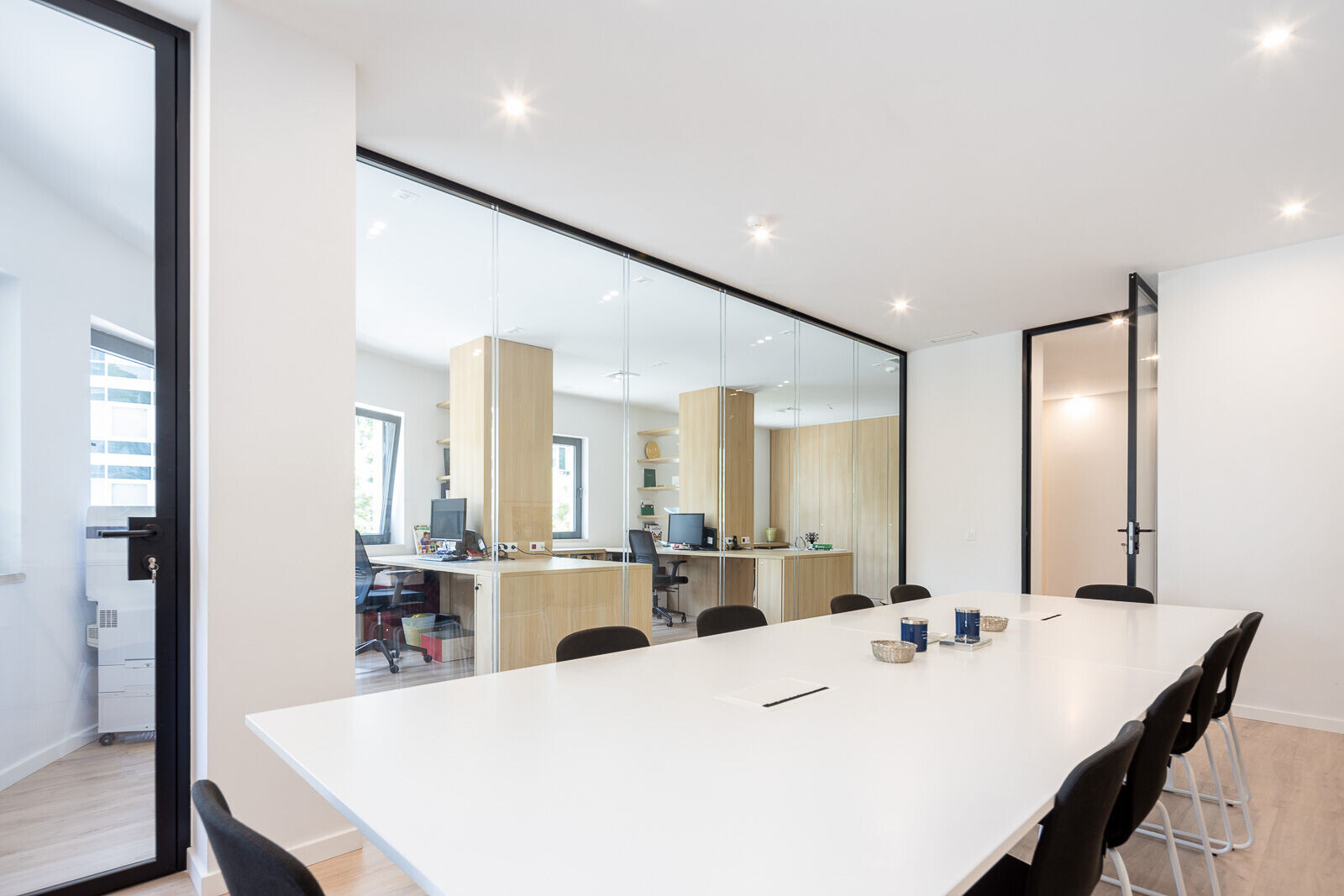 里斯本中心区的极简办公室设计-8