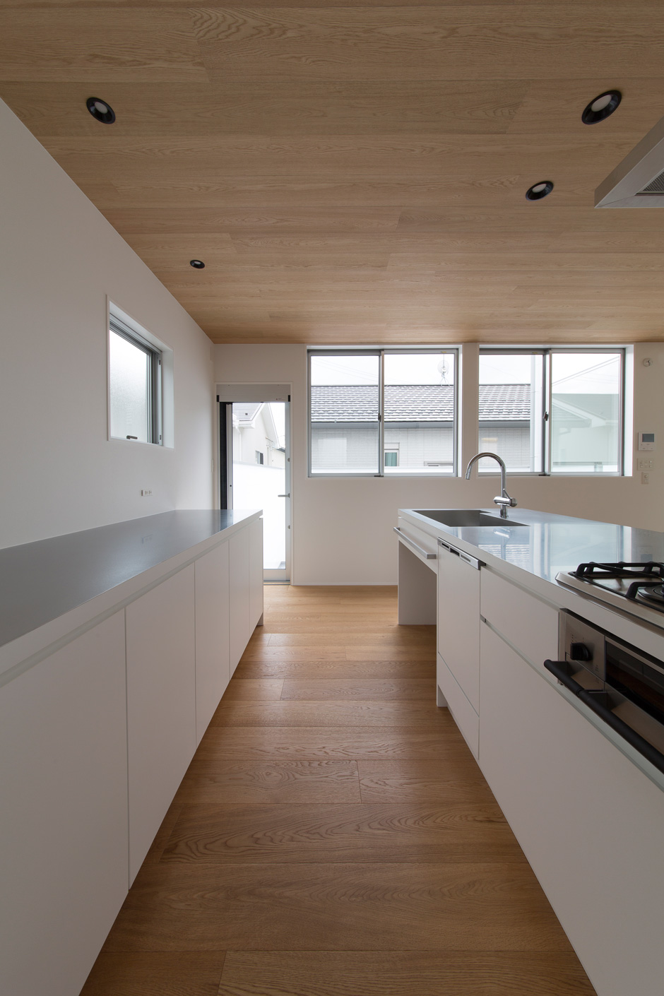 日本 Shiga 极简住宅 | 1.5 楼台打造私密户外空间-10