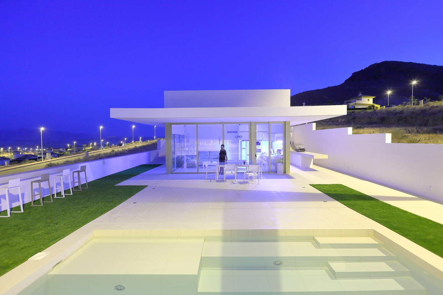 Cantilevered Porch House  Pepa Díaz-32