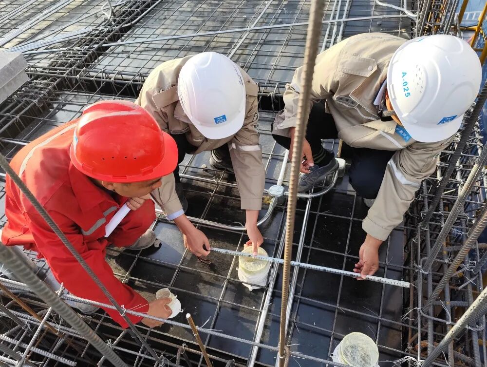 【一线写真】焊花落处，戈壁长出“能源春天”-30