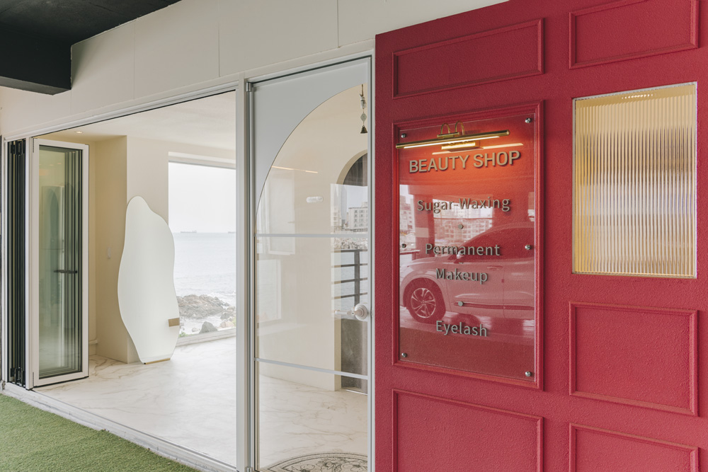 白色与木色迷你别墅设计，16 平米视听室惊艳亮相-15