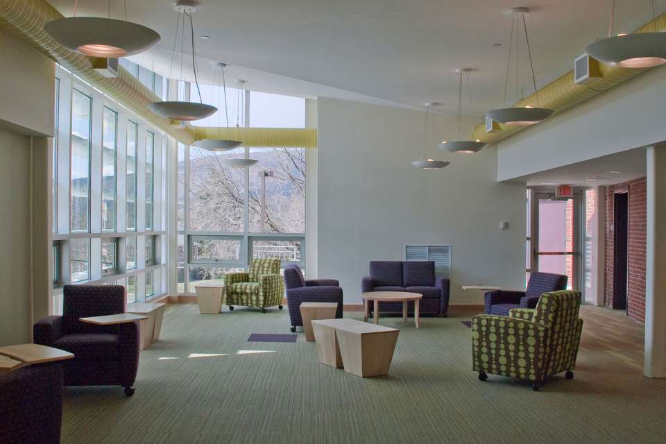 米德尔塞克斯社区学院许可机构——伯克希尔公寓（注：这里假设MCLA是米德尔塞克斯社区学院许可机构，如果没有更多背景信息，MCLA难以精准判断一般MCLA可能指米德尔塞克斯社区学院许可机构，但也可能有其他含义，比如莫霍克谷社区学院联盟等若这不是你想要的结果，请提供关于MCLA的更多背景信息） 丨美国丨Kuhn Riddle Architects-15