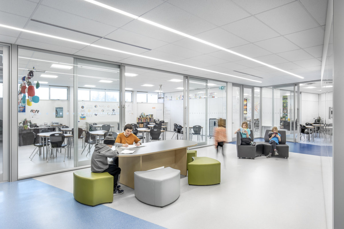 Don Ross Middle School 创新实验室和性别中性洗手间设计-8