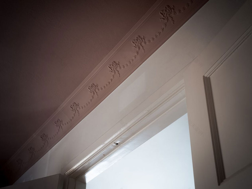 北欧风格粉色天花板公寓设计-7