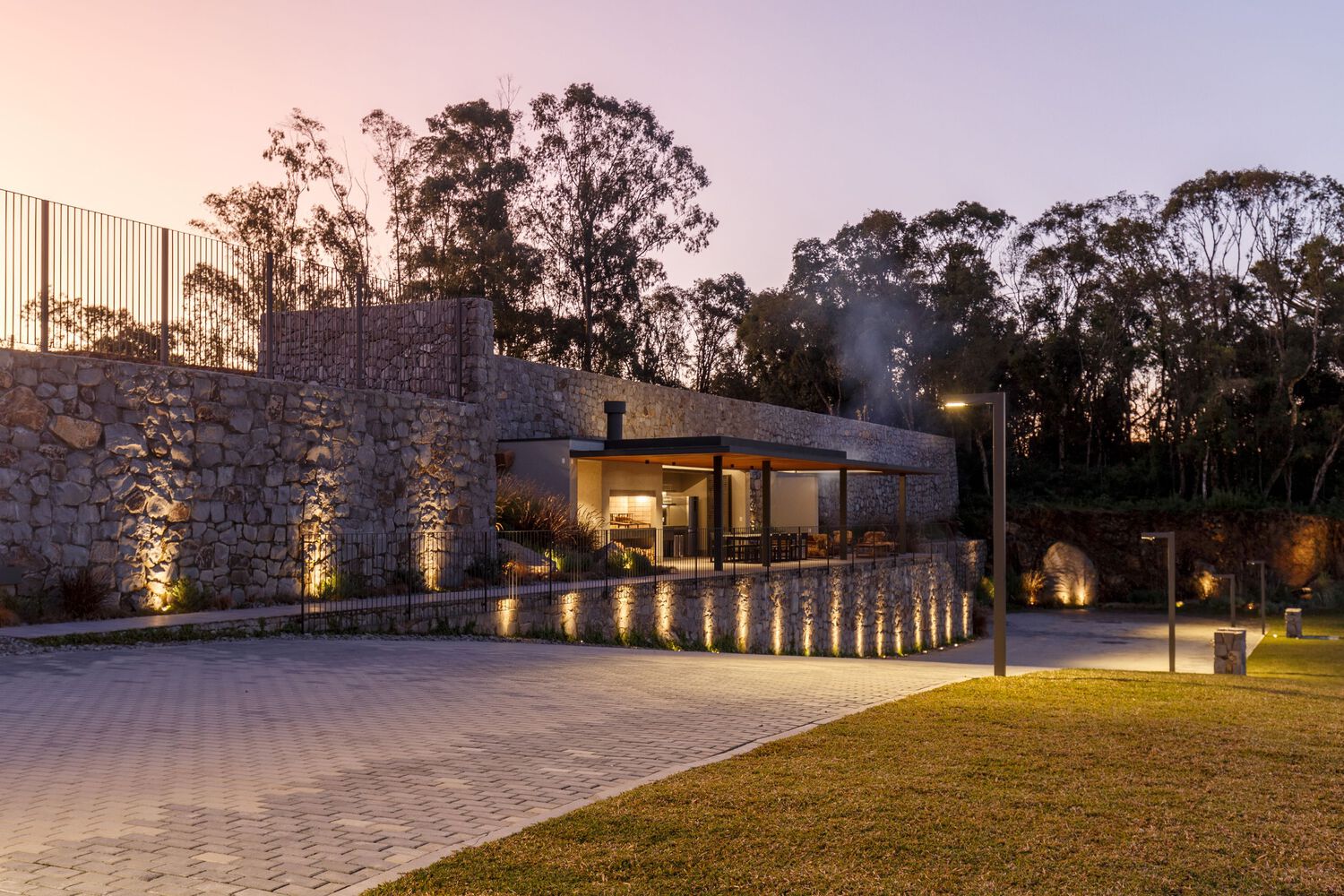 Roccia Residential Condominium | 石墙与自然共生的巴西生态住宅-57