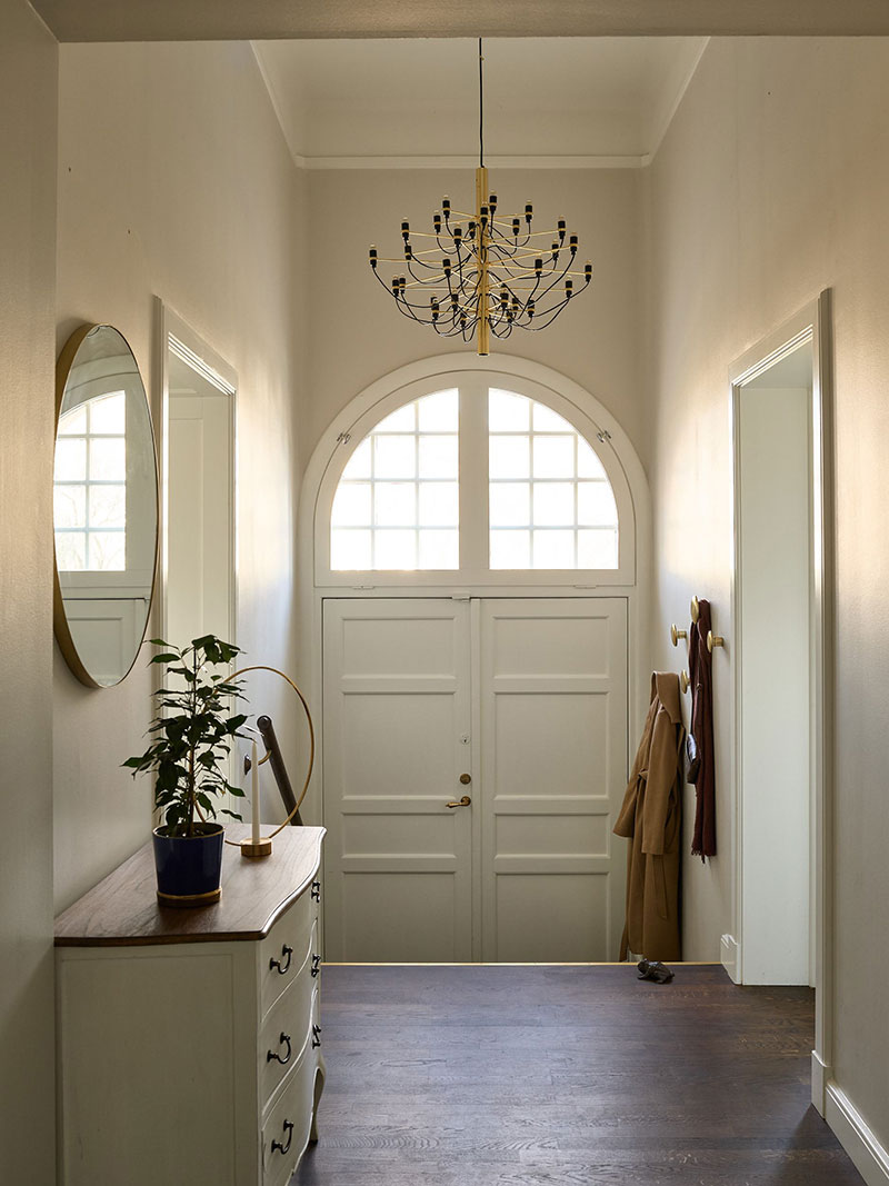 带有黑色家庭图书馆的斯堪的纳维亚式公寓(109 平方米)-17