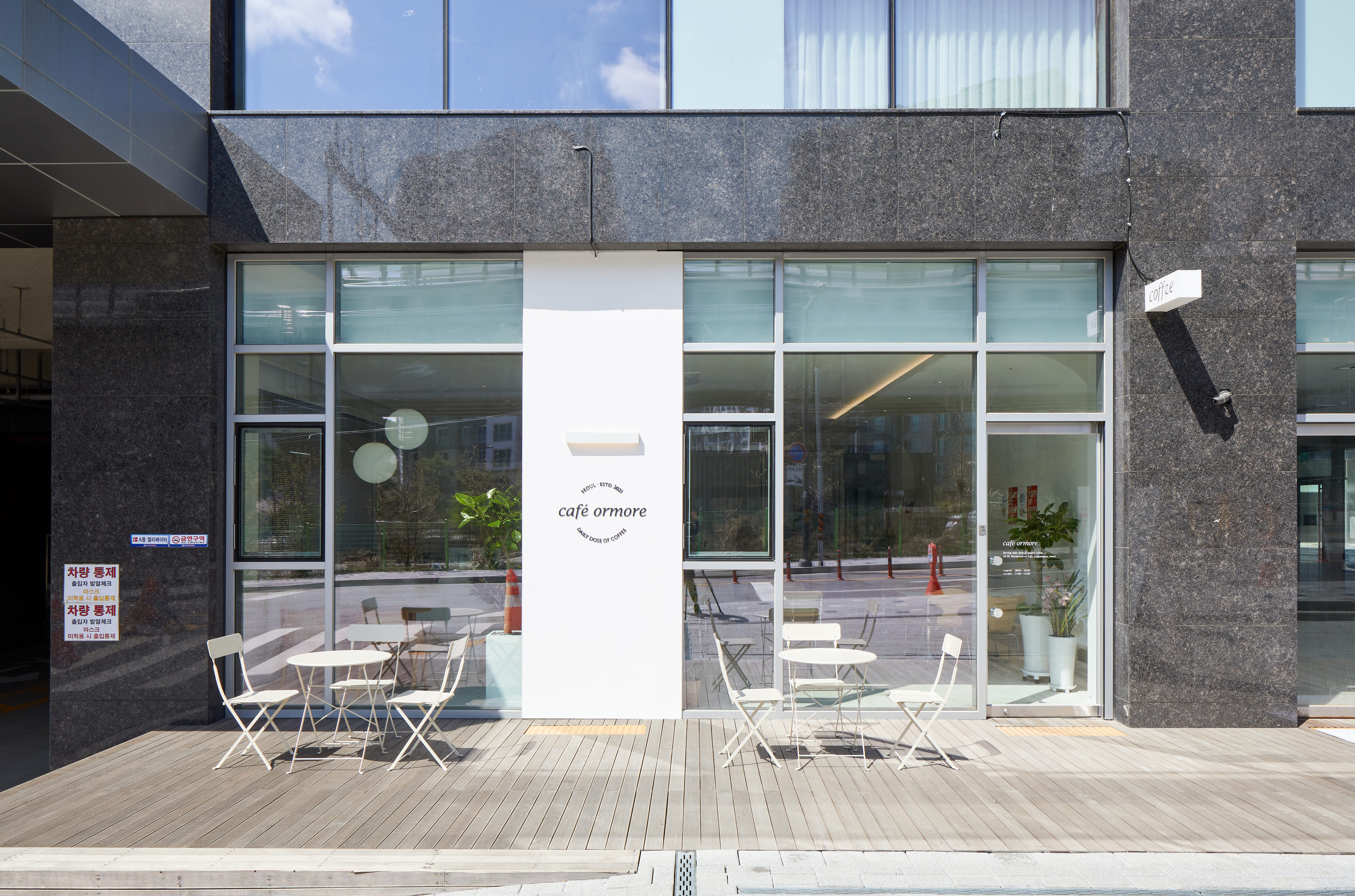 白色梦幻，33 平米咖啡厅的极致设计-2