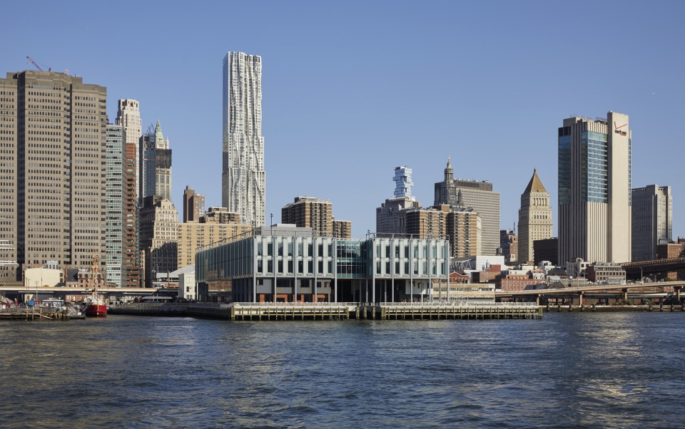 纽约 17 号码头公共空间,巨型玻璃面板系统成亮点-9