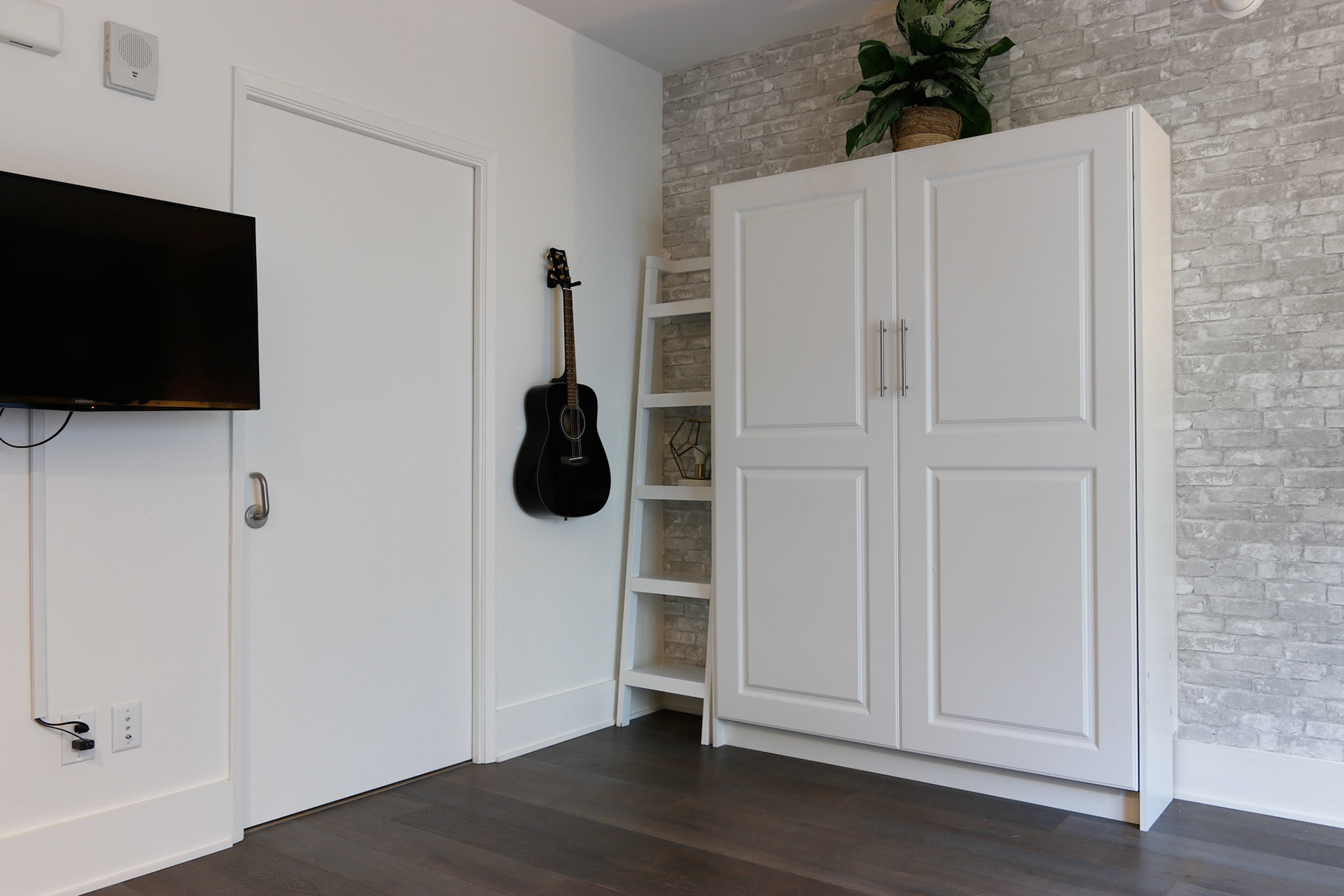 Market St, SF. 94103. AEB 5 Brackets-48