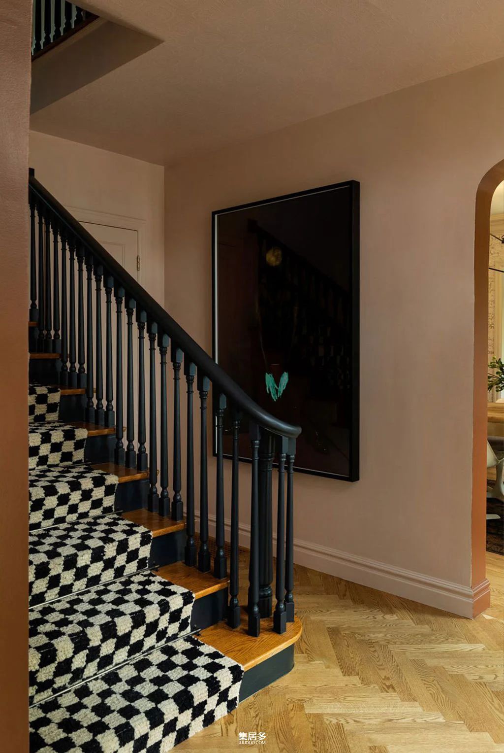 用原创设计师家具和时尚壁纸重新装饰的犹他州老房子-4