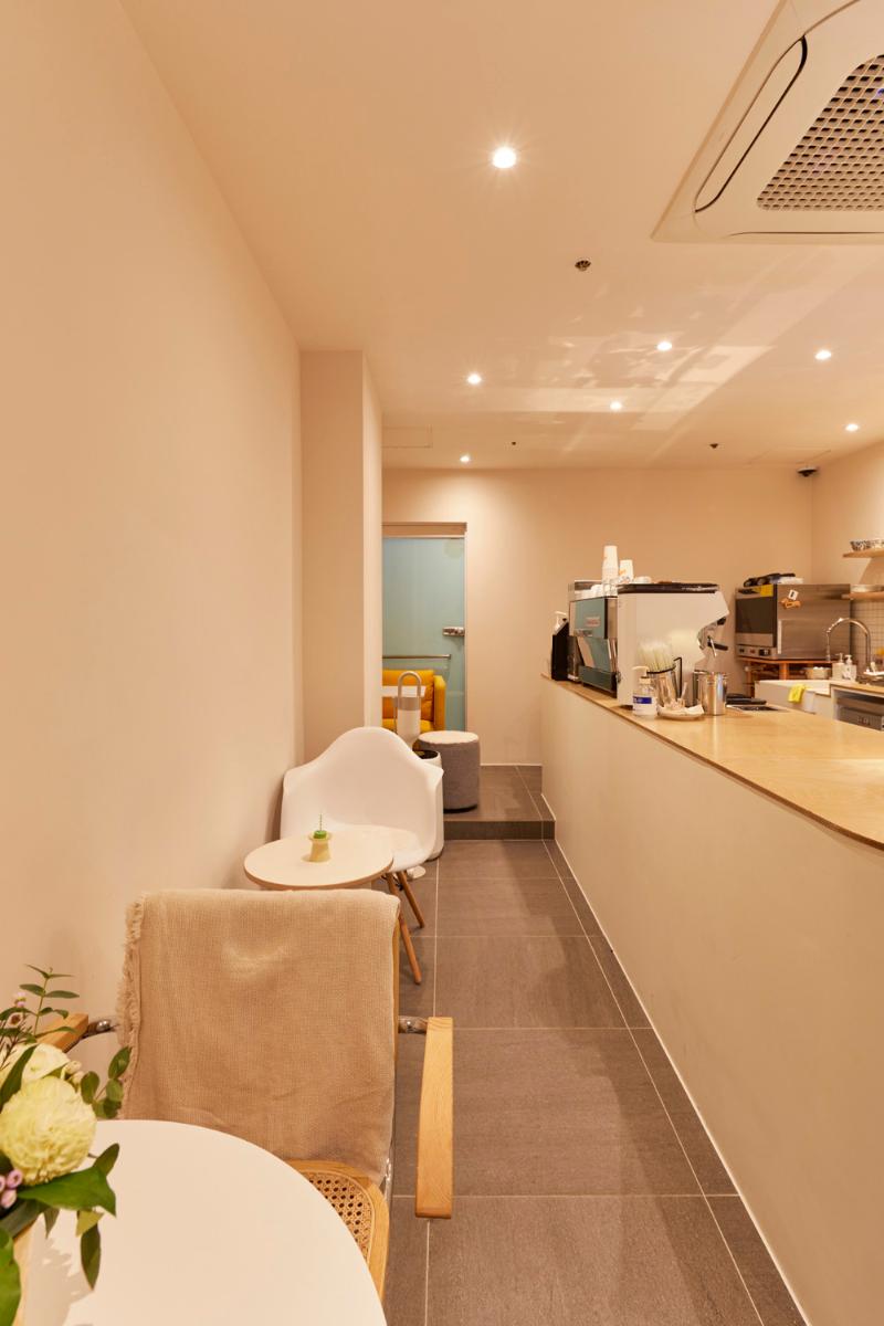 7 坪清爽白调甜品咖啡厅设计-8