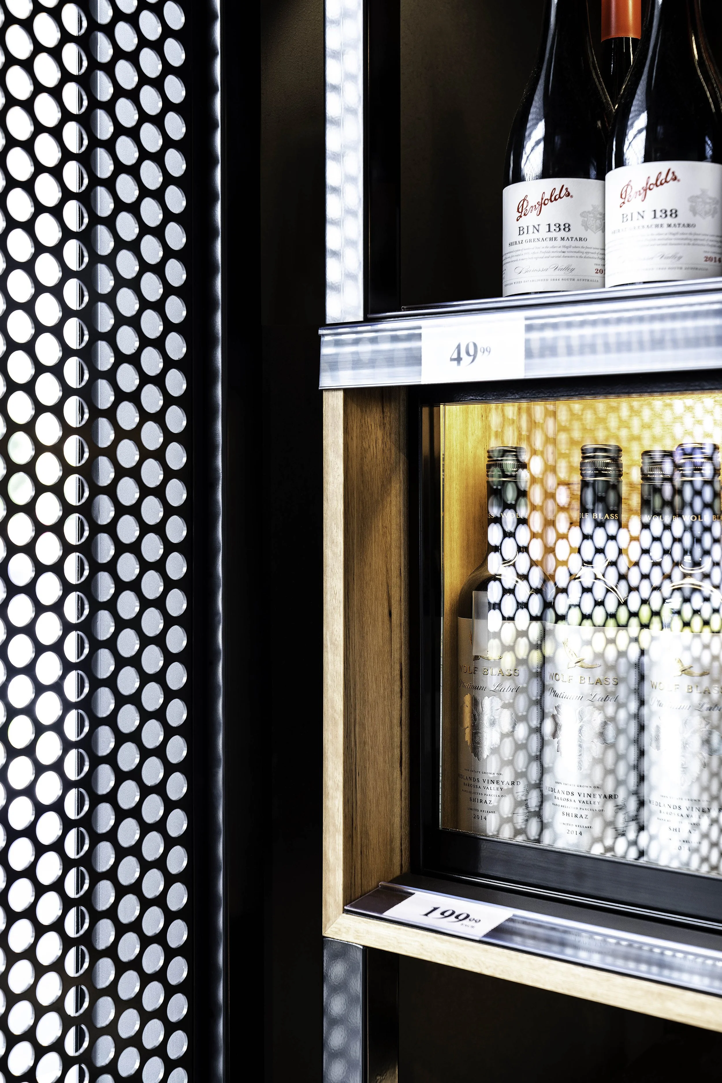 下普伦蒂酒类专卖店

注：LOWER PLENTY是一个地名，可音译为下普伦蒂 ，LIQUOR常见意思为酒类；酒吧 ，这里结合语境推测为酒类专卖店 丨Becon-14