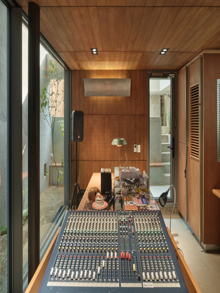 A Model of Sporadic Thoughts / FHHH friends-21