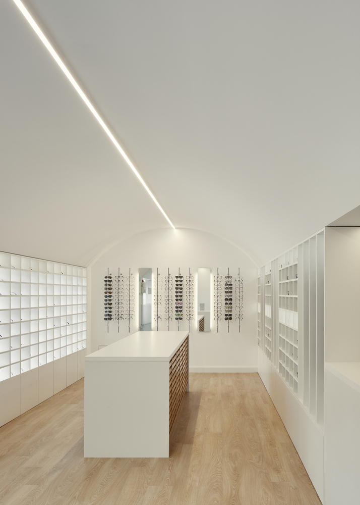 葡萄牙 Lena Optics 眼镜店,动感布局展现空间韵律-32