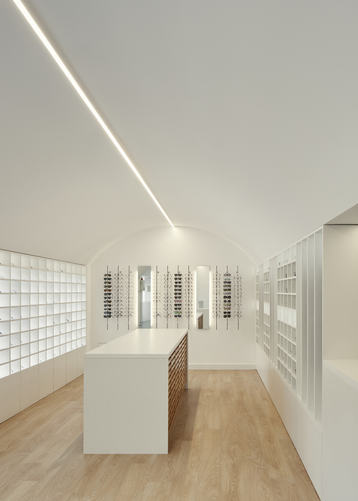 葡萄牙 Lena Optics 眼镜店，动感布局展现空间韵律-32