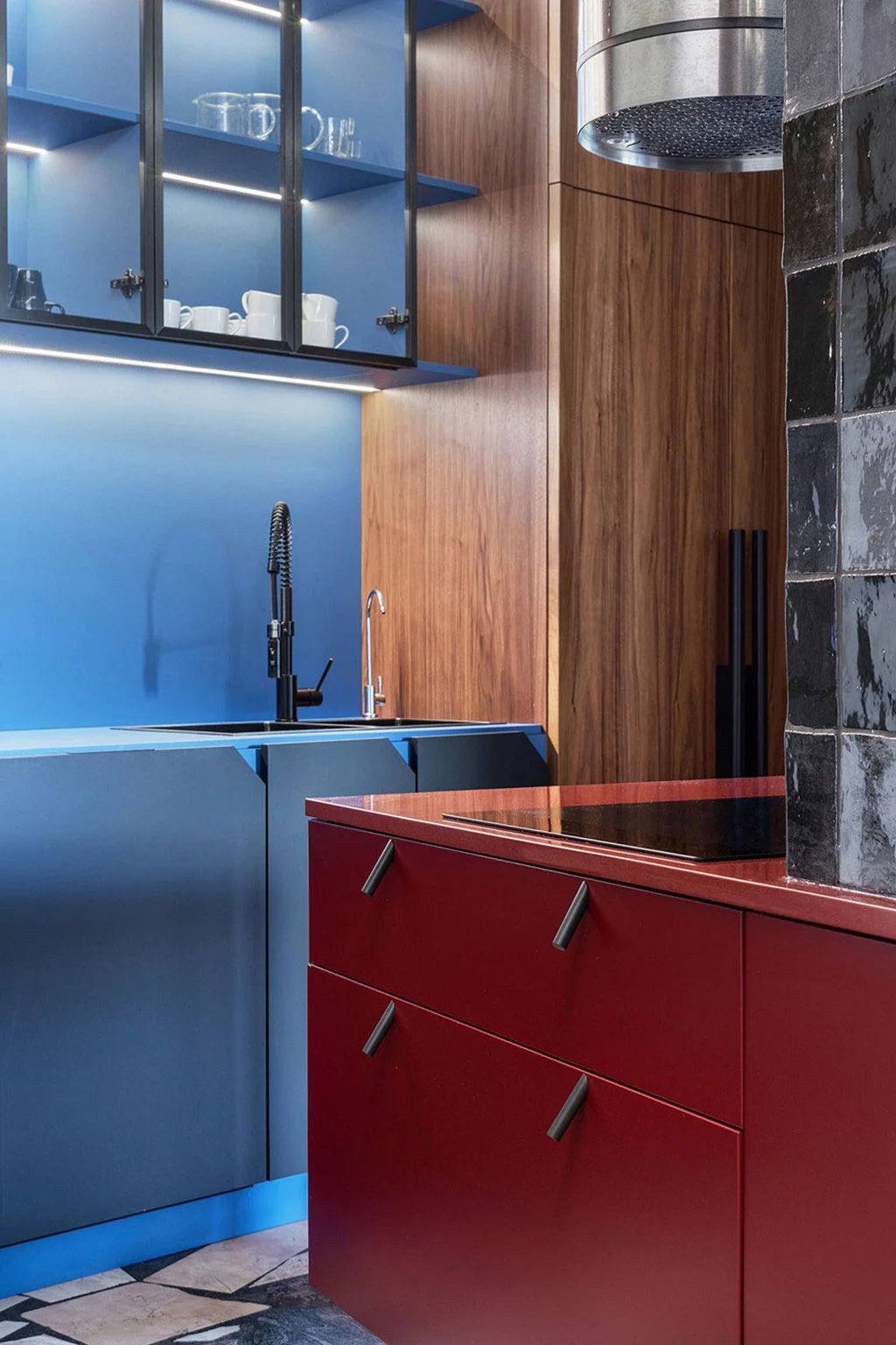 多彩不规则布局公寓，大胆壁纸打造现代时尚空间-11