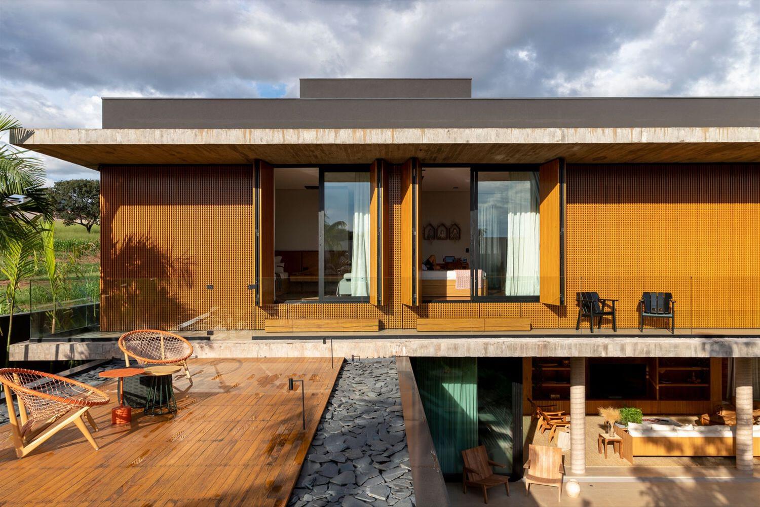 巴西圣保罗 Casa Veraneio 住宅 | 木质百叶窗打造私密舒适空间-3