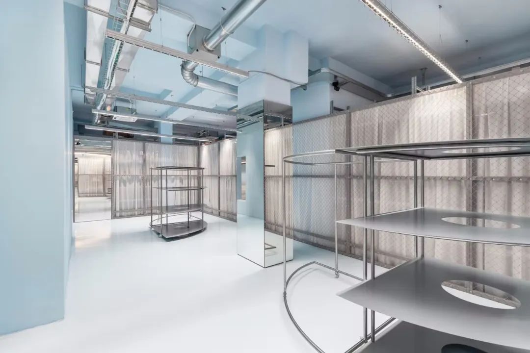 浅蓝色系的极简服装店设计丨意大利丨Modes Cagliari-27