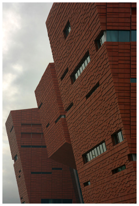 人造紅色峽谷，廣州白雲國際會議中心／BURO II + CITIC | FAM-11