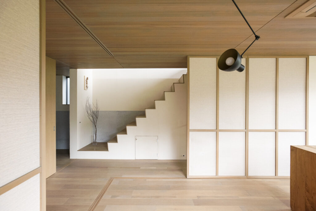 里山の風景を取り込む　室内と一続きの軒下テラスが豊かな時間をもたらす | Architecture | 100%LiFE-14