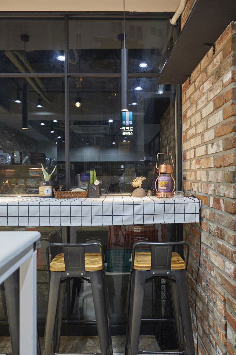 现代简约风 10 坪咖啡厅，打造温馨小空间-7