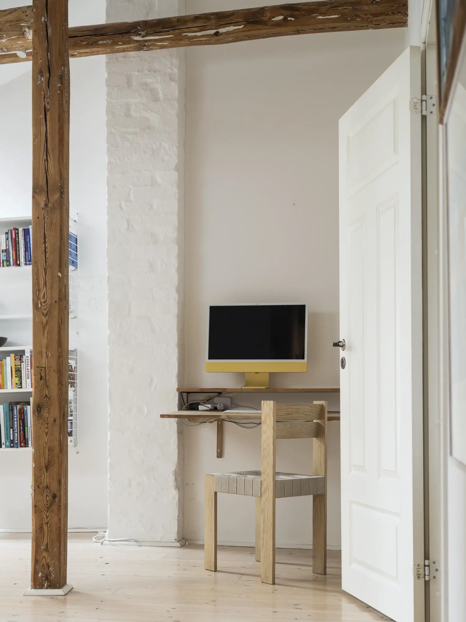 瑞典一旧楼顶层公寓的活力黄灰设计-5