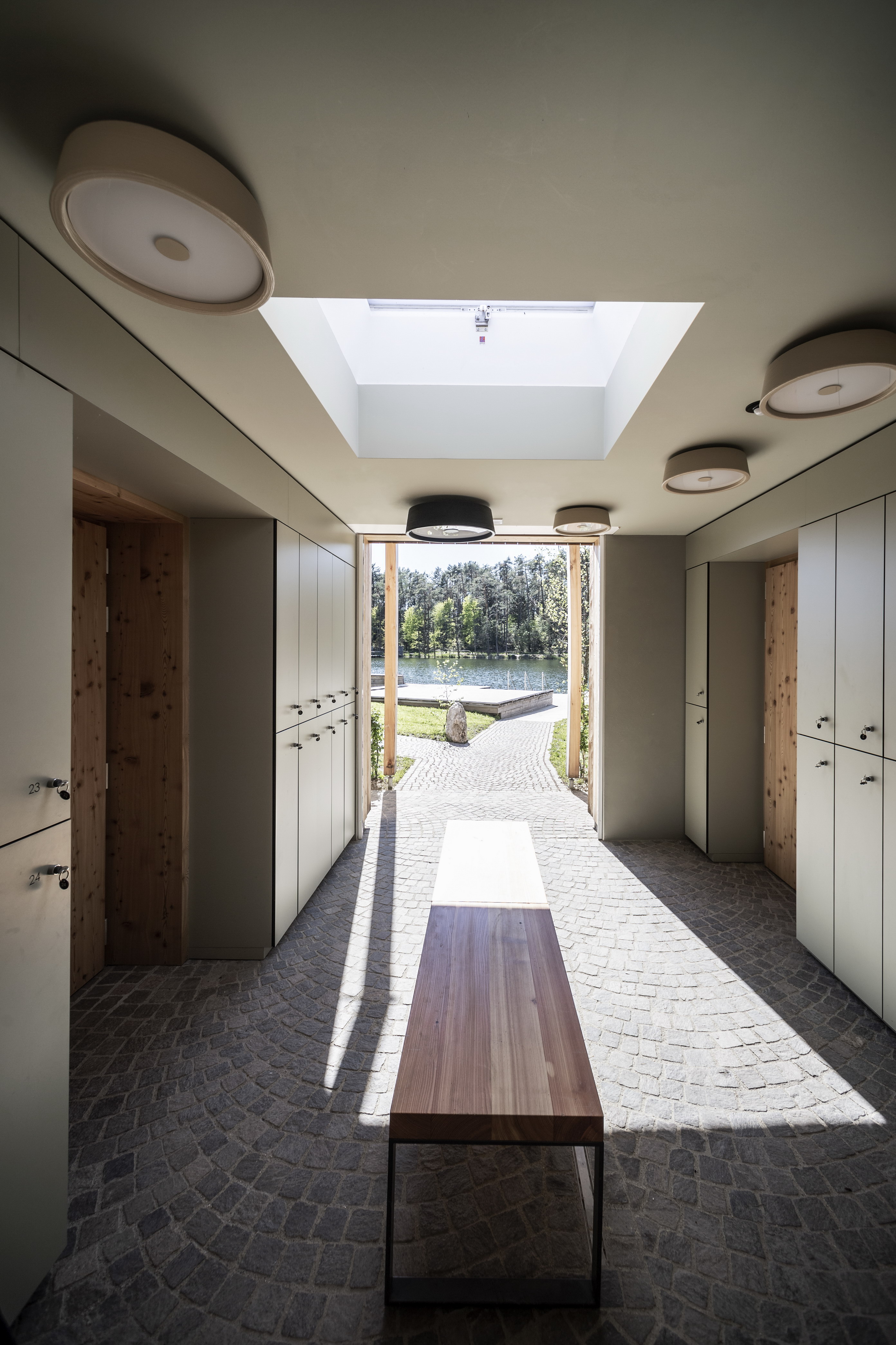 湖边休闲建筑，自然与设计的和谐融合-29