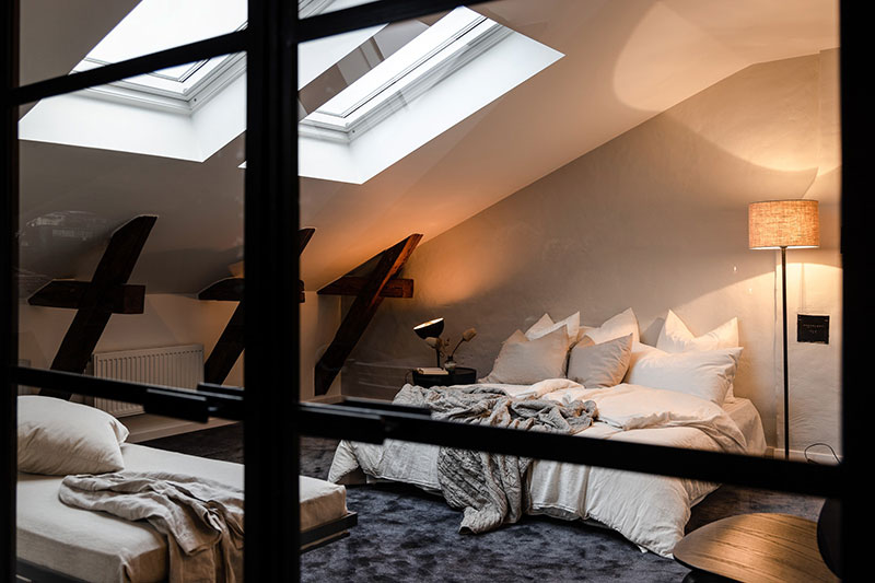 瑞典时尚阁楼公寓 | 玻璃隔墙与木梁的完美结合-17