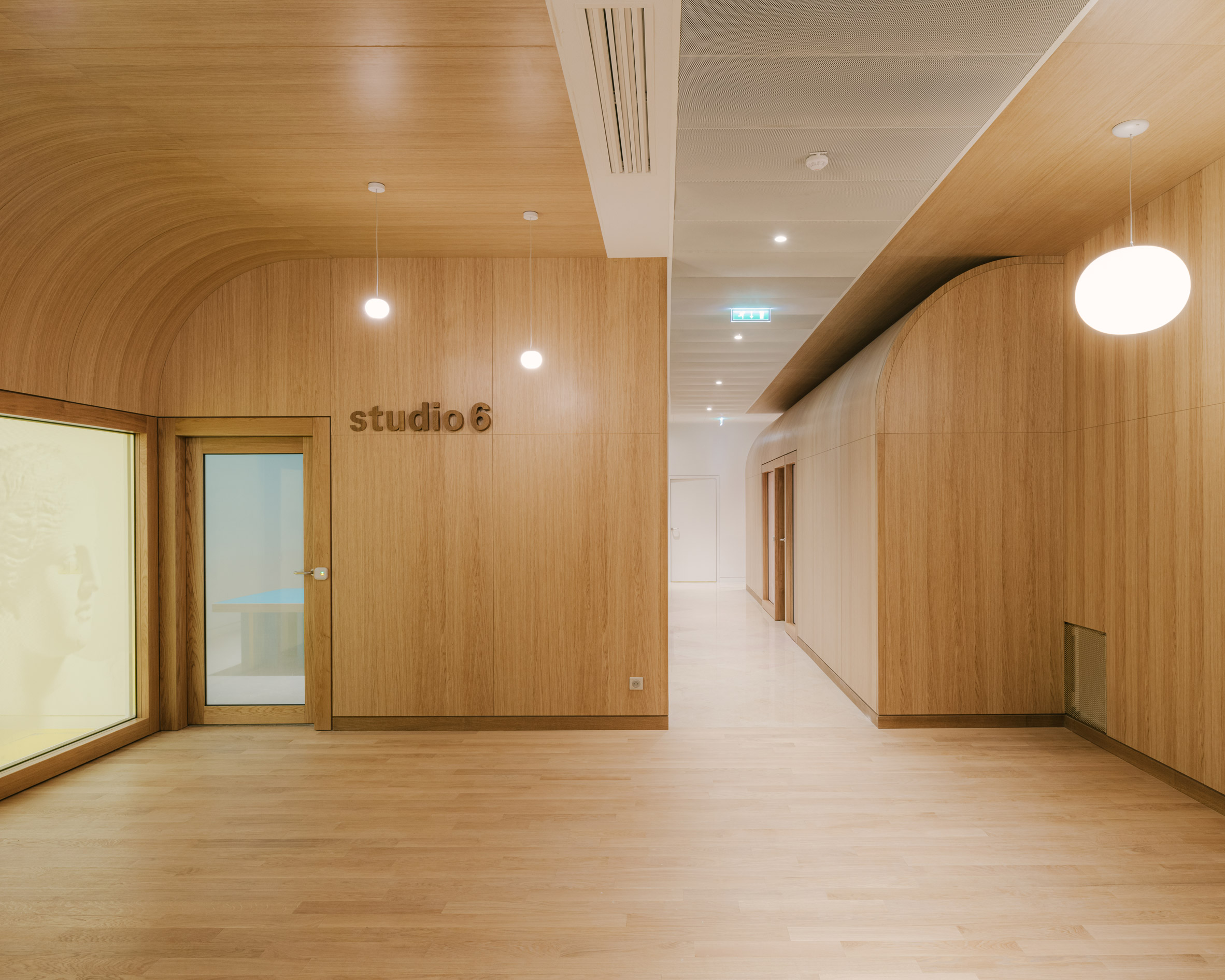 卢浮宫博物馆的彩色艺术工作室-3