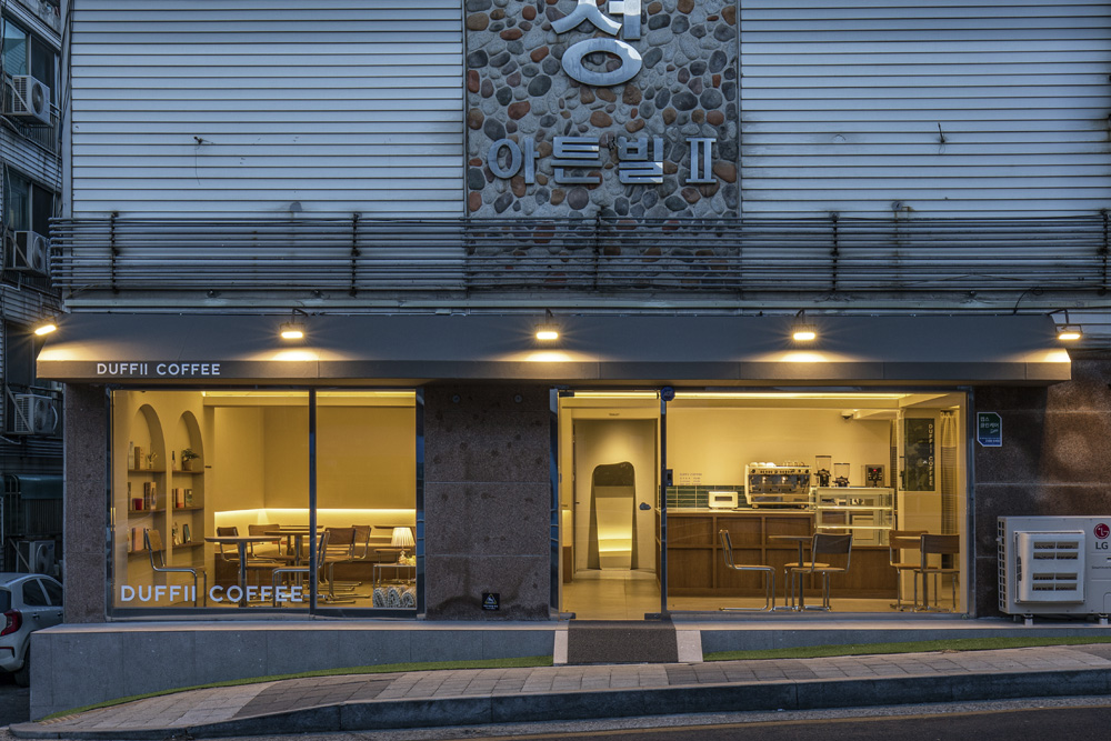 温暧的 18 坪咖啡厅设计 | 白色与木质的温馨空间-2