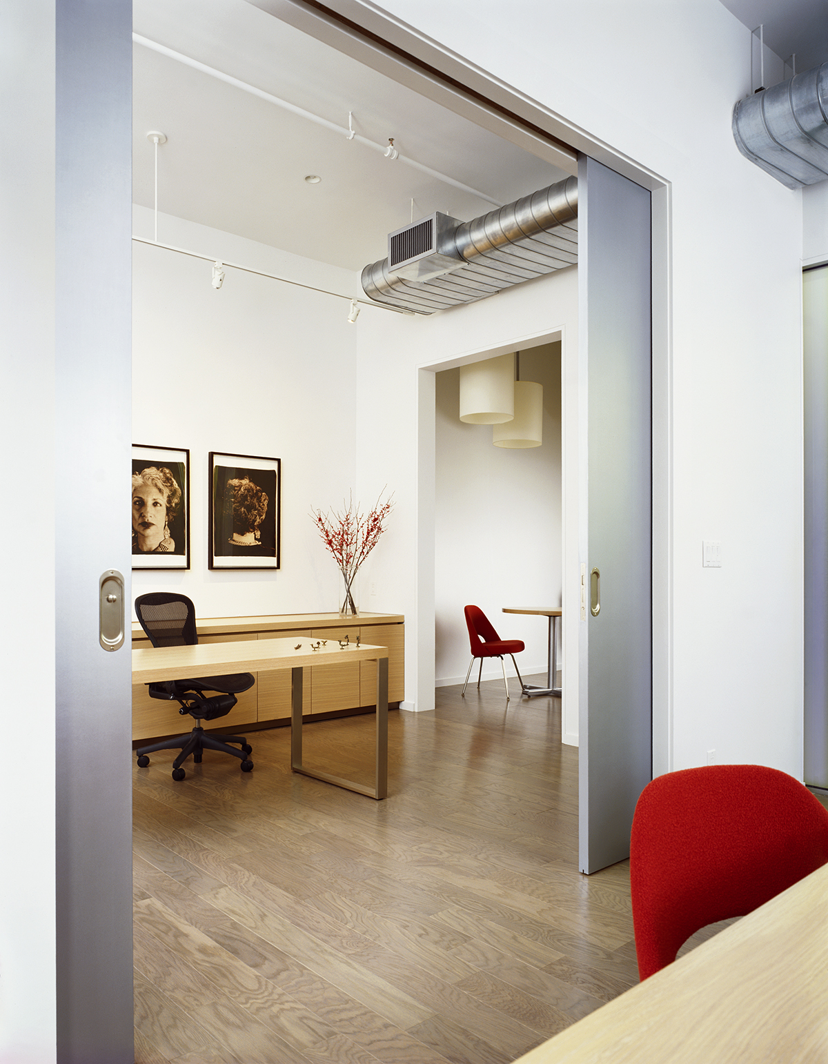 SOHO 办公室翻新升级，铸铁柱与木料展现工业风魅力-6