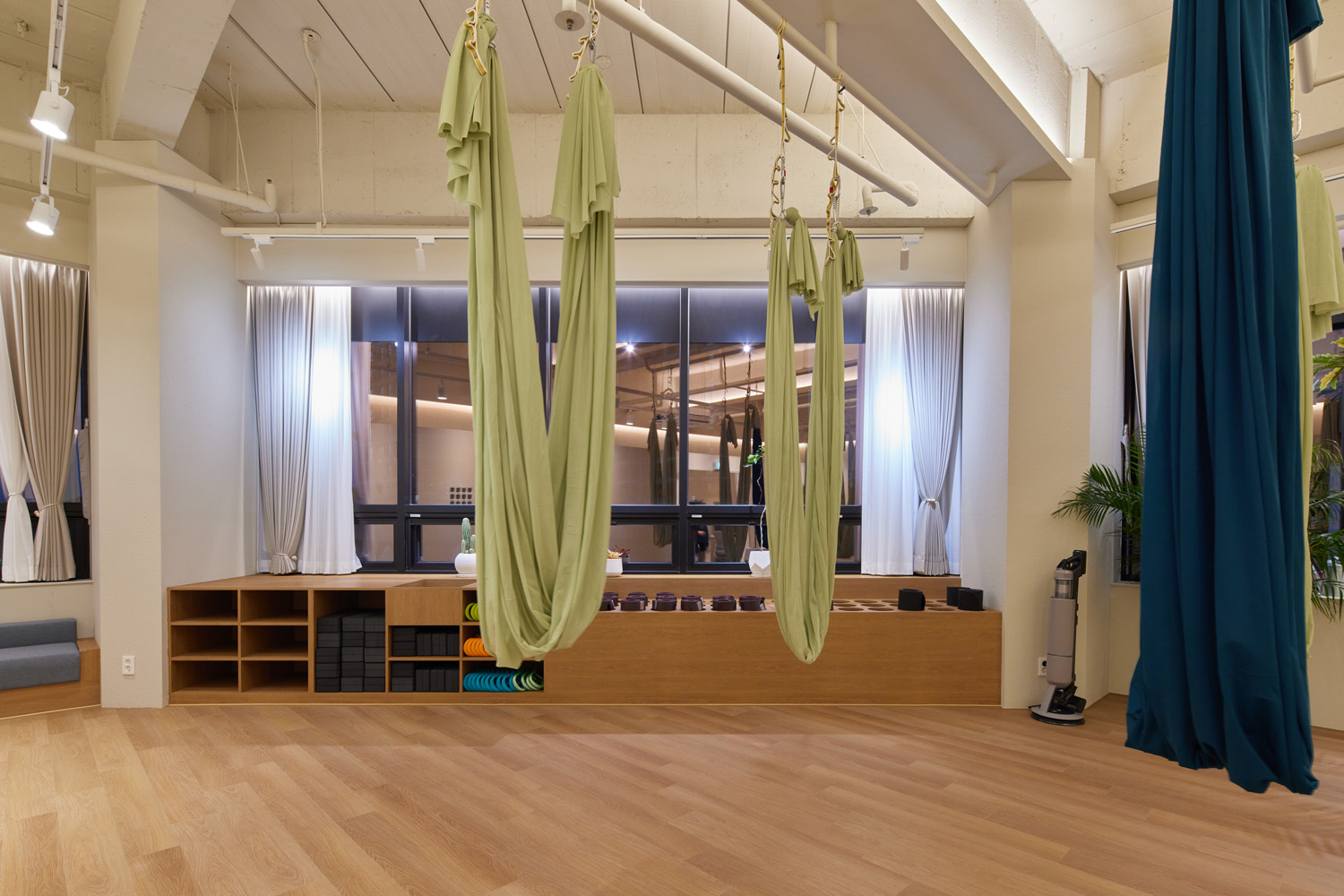 高级白色与木质，30 平米瑜伽中心的精致设计-10