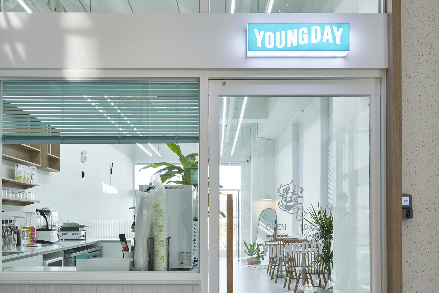 "白色简约设计的 13 平米小空间咖啡厅"-19