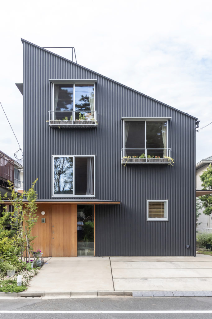 外にも中にも視線が抜けるおおらかなつくりで人が集まる家 | Architecture | 100%LiFE-0