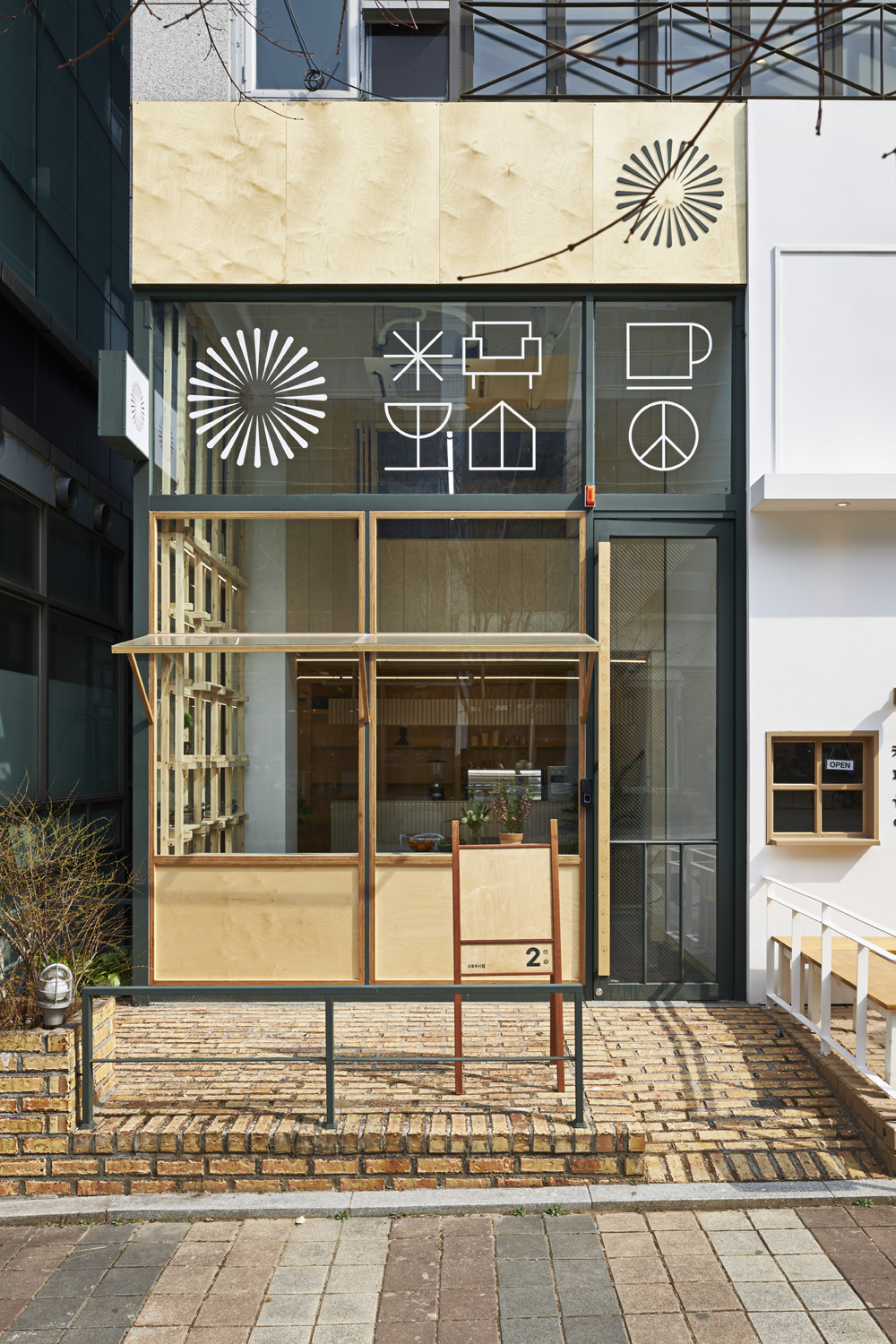 十平米清爽双层咖啡馆，展现简约设计魅力-2